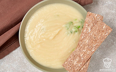 Перелейте суп с сельдереем в глубокую тарелку. Подайте его на стол с ломтиками хлебцев.