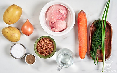 Ополосните мясо и промокните салфетками насухо Помойте репчатый лук, морковь, картошку и зелень. Почистите овощи. Переберите и промойте гречку.