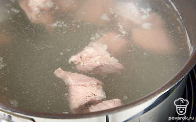Нарежьте мясо на средние кусочки. Выложите в кастрюлю, влейте воду. Доведите до кипения. Снимите пену и варите 30-40 минут до готовности мяса. Время варки будет зависеть от вида мяса: курица, индейка и свинина приготовятся быстрее, чем говядина. 