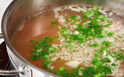 Добавьте картошку и лук, варите до готовности картофеля примерно 10-12 минут. Посолите, поперчите блюдо. Выключите огонь. Посыпьте суп зеленью и дайте настояться 10 минут. 