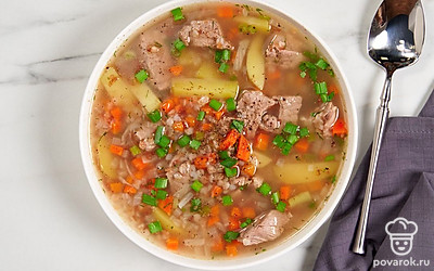 Разлейте гречневый суп с мясом по тарелкам и подавайте к столу. 
