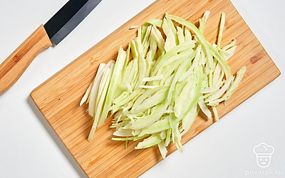 Тонко нашинкуйте белокочанную капусту.