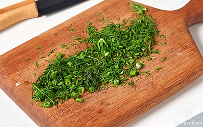 Мелко накрошите свежую зелень.