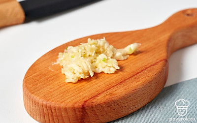 Пропустите чеснок через пресс либо натрите на мелкой терке.