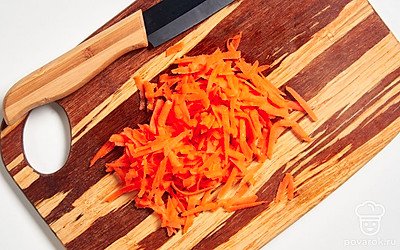 Морковь натрите на крупной или средней терке.