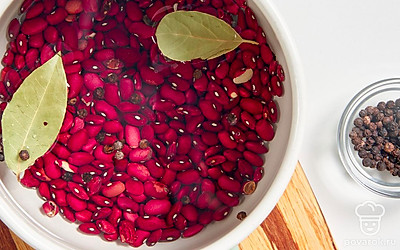 Добавьте к фасоли перец горошком и лавровый лист.