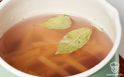 Через 5 минут положите в кастрюлю брусочки картошки. Продолжайте варить суп на среднем огне.