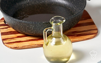 В сковороду налейте растительное масло и поставьте ее на огонь.