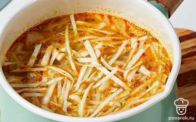 Когда картошка поварится 10 минут, положите в кастрюлю белокочанную капусту. Добавьте туда же зажарку из лука и моркови. А вот лавровый лист уберите из бульона.