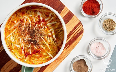 Посолите и поперчите блюдо по вкусу, всыпьте остальные специи. Перемешайте и варите суп еще 7-10 минут до полной готовности овощей.