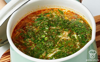 Когда все овощи и фасоль полностью приготовятся, выключите огонь. Положите в бульон измельченную зелень. Накройте кастрюлю крышкой и дайте супу настояться 5-10 минут.