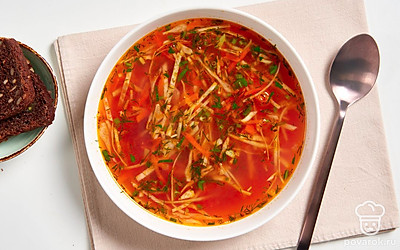 Разлейте щи по глубоким тарелкам, а затем подайте их к столу со ржаным или пшеничным хлебом.