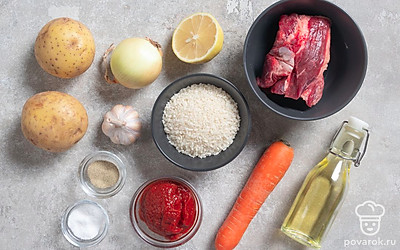 Помойте репчатый лук и чеснок. Уберите шелуху, срежьте кончики. Почистите картошку и морковь. Промойте рис до прозрачности воды. 