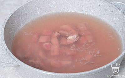 Нарежьте говядину средними ломтиками. Влейте в кастрюлю воду и выложите туда мясо. Затем посолите и доведите бульон до кипения. Варите в течение 20 минут, периодически снимая пену шумовкой. 