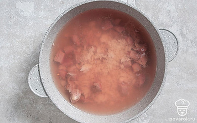 По окончании варки мяса всыпьте в бульон рисовую крупу. Варите суп еще 10 минут. 