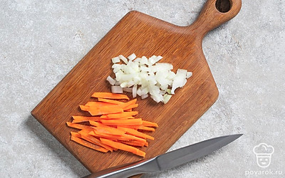 Мелко порубите репчатый лук, а морковь нарежьте брусочками.