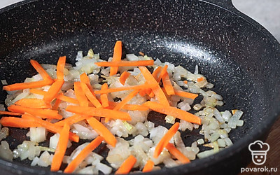 Выложите морковь. Перемешайте все ингредиенты. Готовьте зажарку еще 2-3 минуты. 