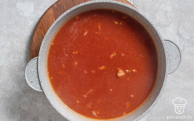 Добавьте в сковороду томатную пасту. Перемешайте и готовьте овощи 1 минуту. Затем отправьте овощную зажарку в суп. Продолжайте варить его еще 5 минут. 
