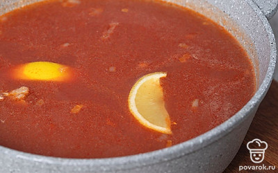 Положите в кастрюлю дольки лимона — они придадут супу более выраженную кислинку. 