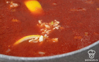 Измельчите чеснок и добавьте его в суп за 2 минуты до готовности. Затем посолите и поперчите по вкусу и дайте супу настояться в течение 5 минут.