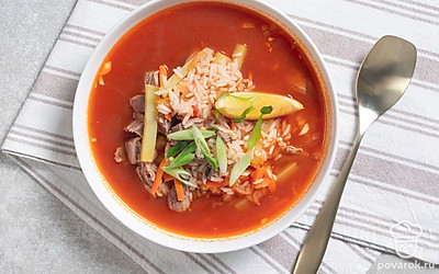 Разлейте горячий суп по тарелкам, украсьте порцию свежим зеленым луком и подайте к столу. 