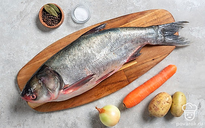 Очистите рыбу, отрежьте голову, хвост, плавники. Вырежьте жабры, удалите слизь. Тушку тщательно промойте и обсушите бумажными салфетками. Картофель, морковь, лук почистите и ополосните прохладной водой. 