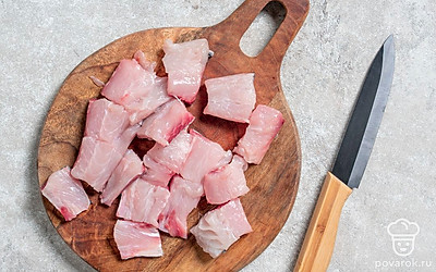 Рыбу нарежьте порционными кусками, положите в миску или кастрюлю. 