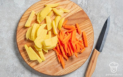 Сырые картофель и морковь нарежьте одинаковыми брусочками небольшого размера.