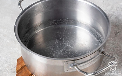 В кастрюлю налейте воду. Поставьте на сильный огонь. Дождитесь, когда жидкость закипит. После чего убавьте огонь до чуть ниже среднего.