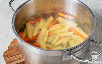 Выложите нарезанные овощи в кипящую воду. Варите, периодически помешивая, чтобы они не прилипли к дну кастрюли. 