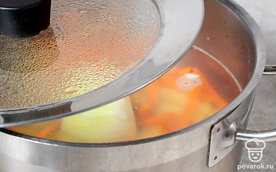 Посолите бульон по вкусу. Прикройте крышкой и варите примерно 15 минут.