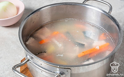 Достаньте из кастрюли луковицу, она больше не понадобится.