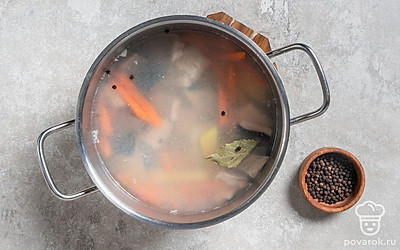 Добавьте в суп перец горошком и лавровый лист.