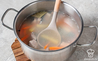 Аккуратно перемешайте, чтобы кусочки рыбы не повредились.