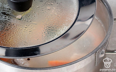 Накройте уху крышкой, готовьте на небольшом огне еще примерно 20 минут.