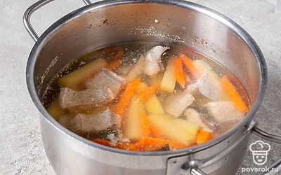 Отключите огонь, дайте приготовленному супу настояться 10 минут. Крышку по желанию можно закрыть. После этого подайте к столу.