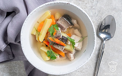 Уха из толстолобика будет особенно вкусной и аппетитной, если добавить в тарелку измельченную свежую зелень.