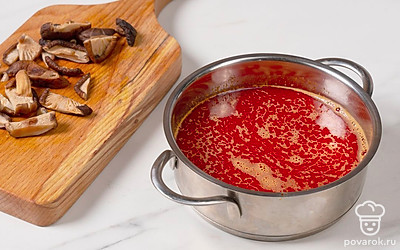 Разогрейте на сковороде оливковое масло, выложите в него пасту для Том Яма и прогрейте, помешивая, 3-4 минуты. Выложите обжаренную пасту в бульон. Снова поставьте его на огонь и дайте закипеть. Положите в бульон пасту чили и хорошо перемешайте. Затем положите в суп нарезанные грибы, снова доведите до кипения и варите еще около 10 минут. 