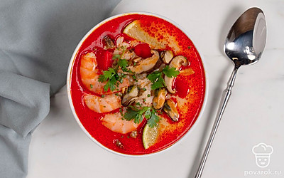 Зелень для подачи крупно порубите, томаты черри разрежьте на 4 части. Разлейте Том Ям по порционным тарелкам и добавьте дольки томатов черри. Ароматная свежая кинза не только дополнит вкус Том Яма, но и одновременно украсит суп в тарелке. 