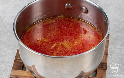 Нарежьте лук, переложите его в кастрюлю с толстым дном. Добавьте оливковое масло и тушите лук до полупрозрачности.