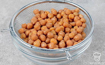 Промойте консервированный нут под проточной водой и добавьте в суп. Варите 25 минут, снимите с огня и остудите.