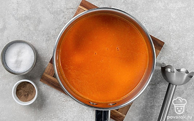 Пробейте суп блендером до состояния однородного пюре, посолите и поперчите по вкусу.