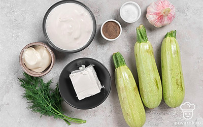 Вымойте овощи. Почистите чеснок. Промойте и обсушите зелень. Подготовьте форму для запекания.