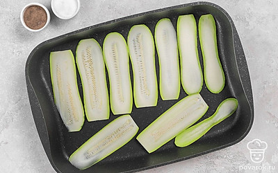 Разогрейте духовку до 200°C. Нарежьте кабачки вдоль тонкими ломтиками. Выложите на противень и выпекайте 20 минут до мягкости.