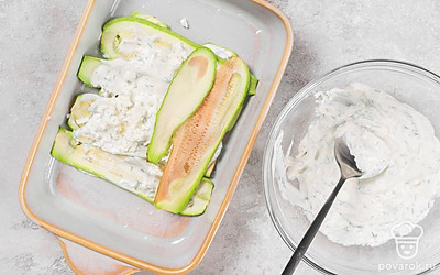 Натрите фету или измельчите вилкой. Смажьте форму маслом.