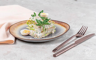 При подаче украсьте торт из кабачков разрезанным на половинки перепелиным яйцом и свежей зеленью.