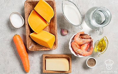 Тыкву, морковь и чеснок промойте и почистите. Креветки при необходимости разморозьте и почистите. Подготовьте кастрюлю, сковороду, терку и погружной блендер.