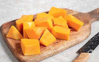 Нарежьте очищенную тыкву небольшими кубиками.