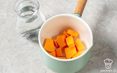 Переложите тыкву в кастрюлю, влейте 2 стакана воды.