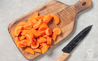 Морковь нарежьте крупными кружочками или половинками кружочков.